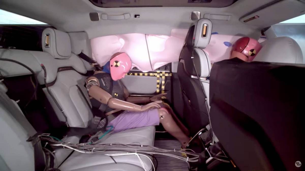 這樣的測試設計將揭露在不同撞擊強度下，座椅和頭枕對人體頸椎與胸椎（特別是T1椎體）所施加的力量與速度變化。（圖／IIHS提供）