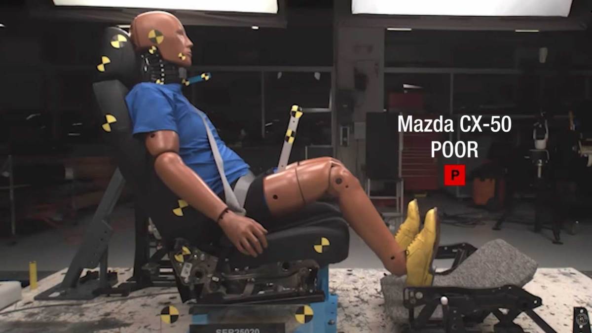 除了車輛本身的安全結構外，駕駛者在駕駛前調整好頭枕高度與座椅位置，可以有效降低在追撞事故中受傷的風險。（圖／IIHS提供）