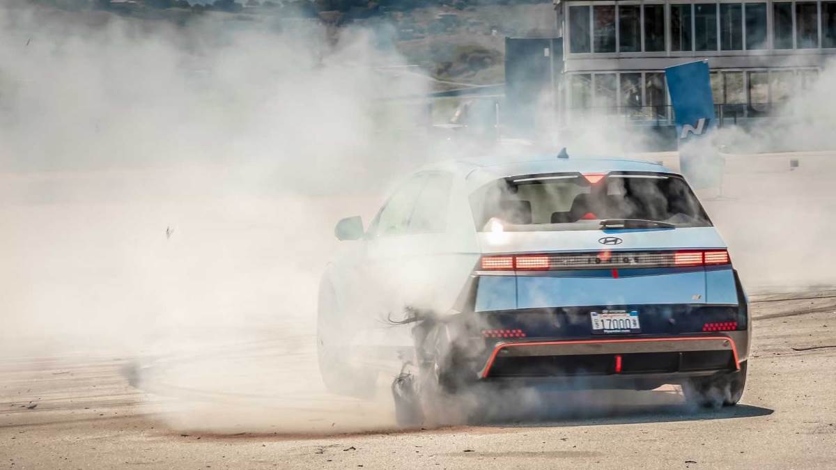 兩組電池分別供給日常使用與性能使用,並且針對功能性不同而讓電池有著不一樣的特性。(圖/現代提供)