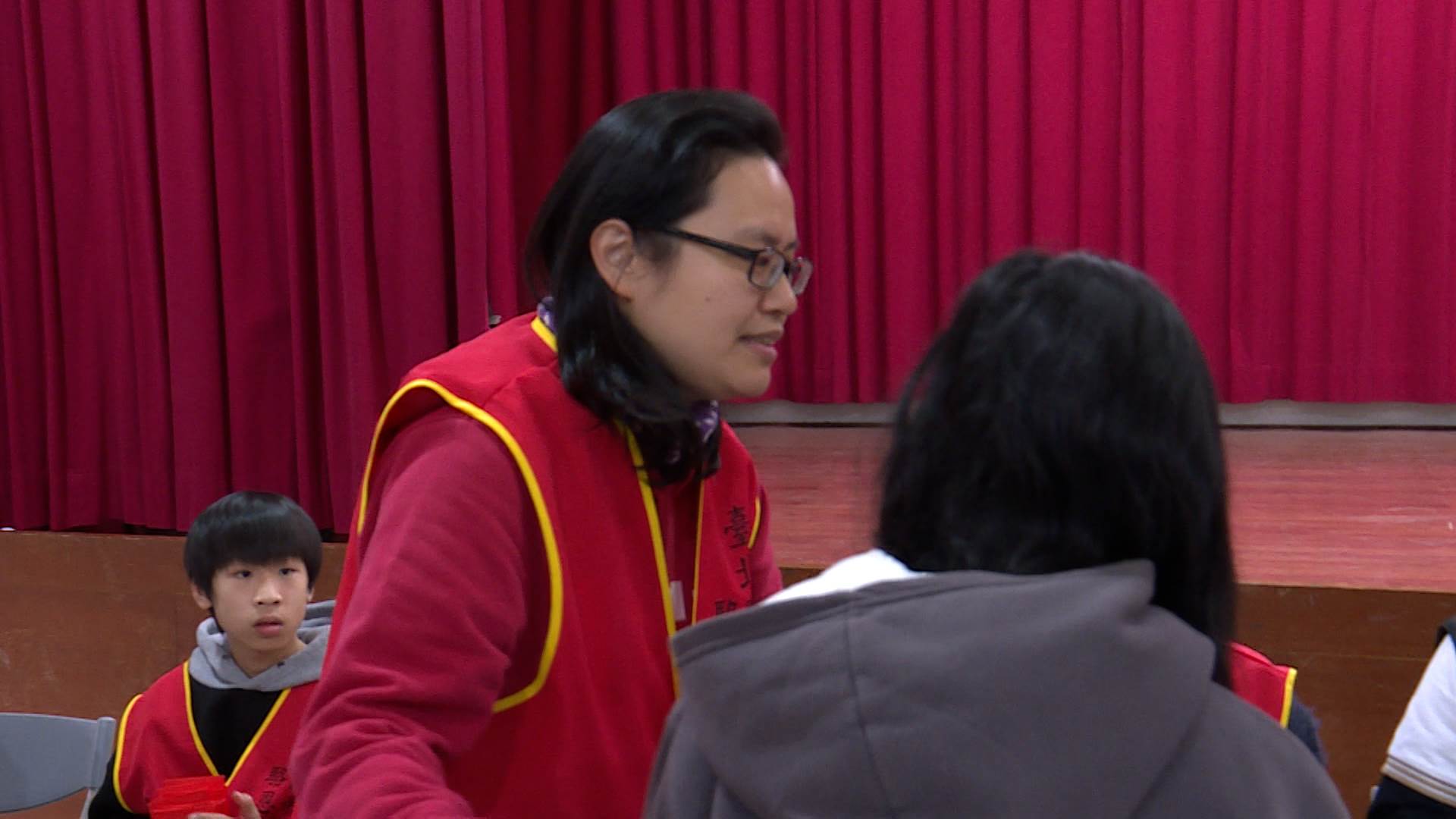 曾受幫助的家庭轉身成為志工，投入關懷行列，讓溫暖持續在社區中流動。（圖／東森新聞）