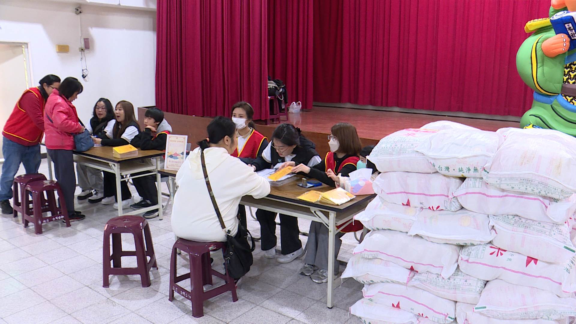 現場設置「愛心聆聽櫃檯」，傾聽弱勢家庭在生活與教養上所面臨的困難，讓關懷不只停留在物資。（圖／東森新聞）