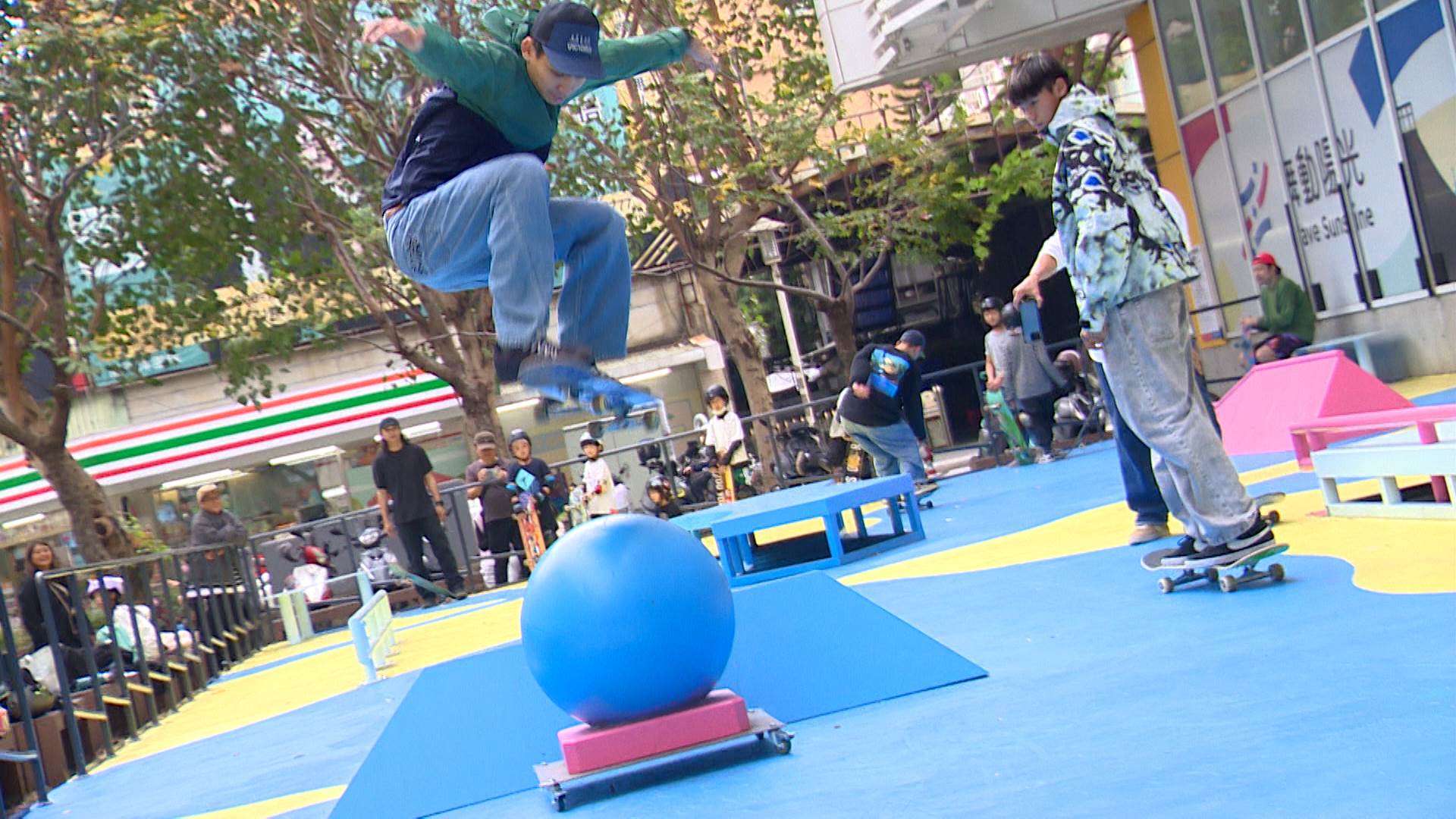大小朋友輪流體驗滑板設施,五彩繽紛的跳台成為場館新亮點。(圖/東森新聞)