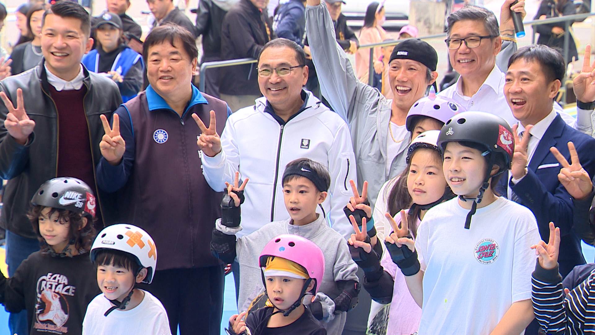 新北市長侯友宜參觀泰山運動中心,並與孩童熱情互動。(圖/東森新聞)