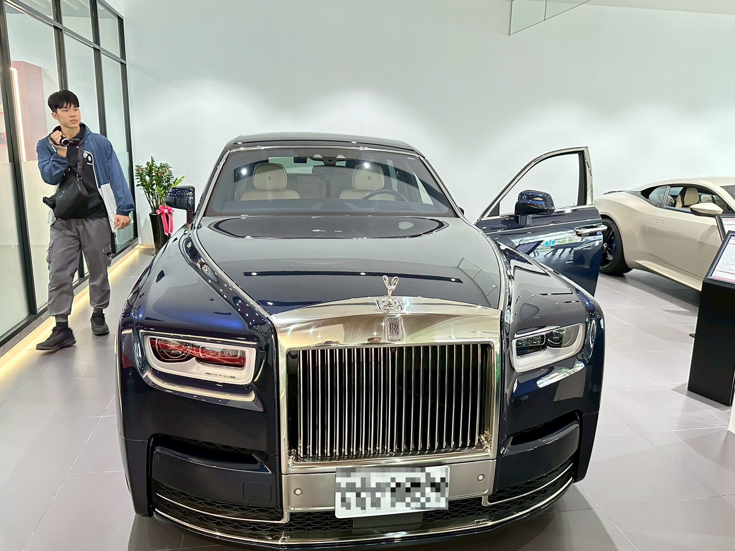 車10-2018 Rolls-Royce Phantom 6.75 V12 EWB