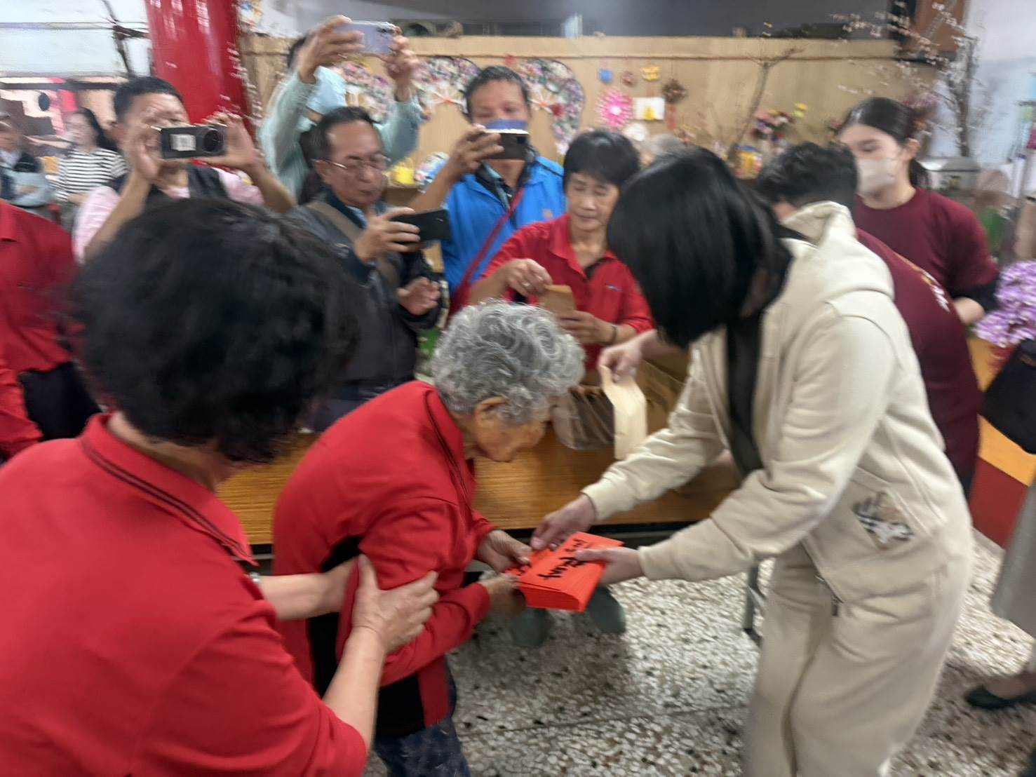 高雄旗山旗尾代天后宮2月7日舉辦春節回饋活動，現場湧入大批鄉親，長輩們井然有序排隊領取愛心紅包，場面熱鬧溫馨。（圖／業者提供）