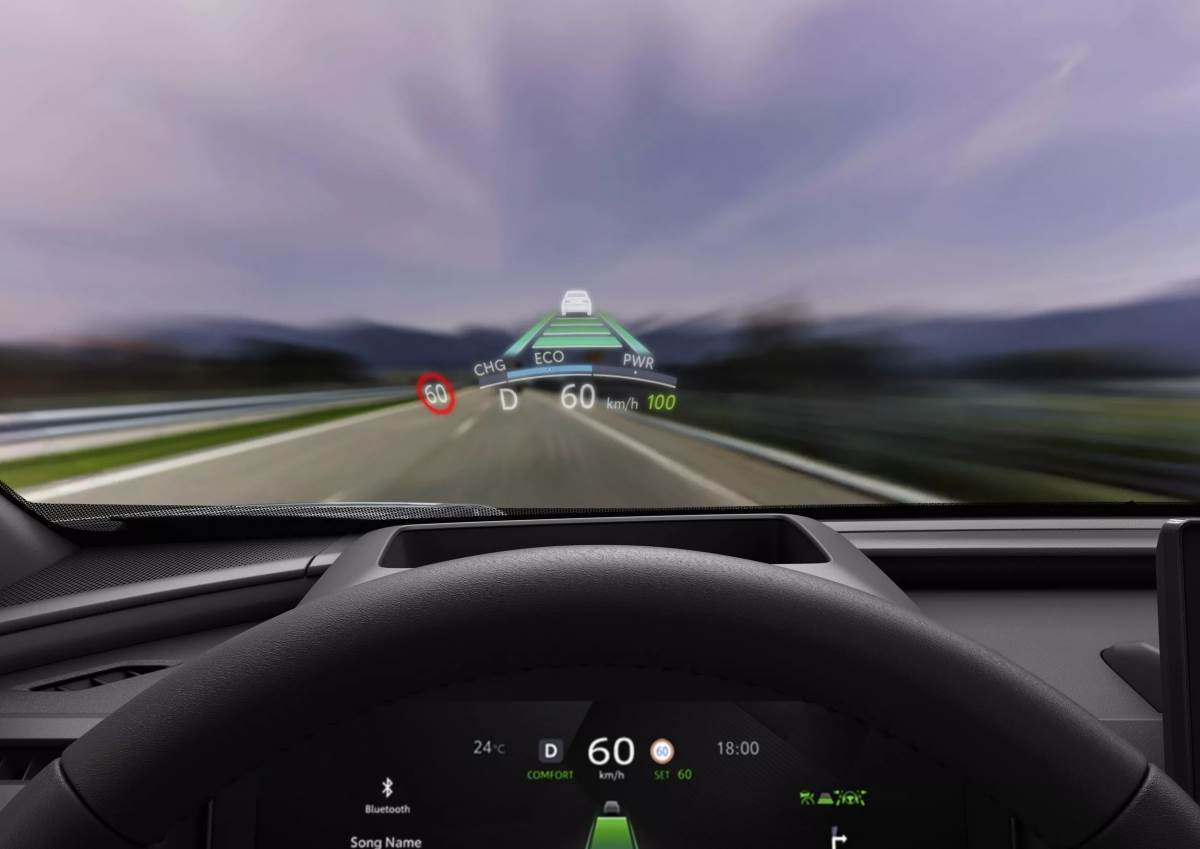 車輛配置HUD抬頭顯示器,讓駕駛可以更容易掌握車輛狀況。(圖/鈴木提供)