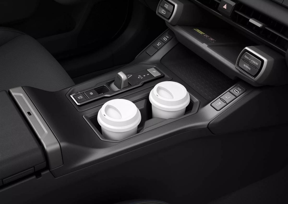 車內空間鋪陳與RAV4相同,擁有超大的空間表現。(圖/鈴木提供)