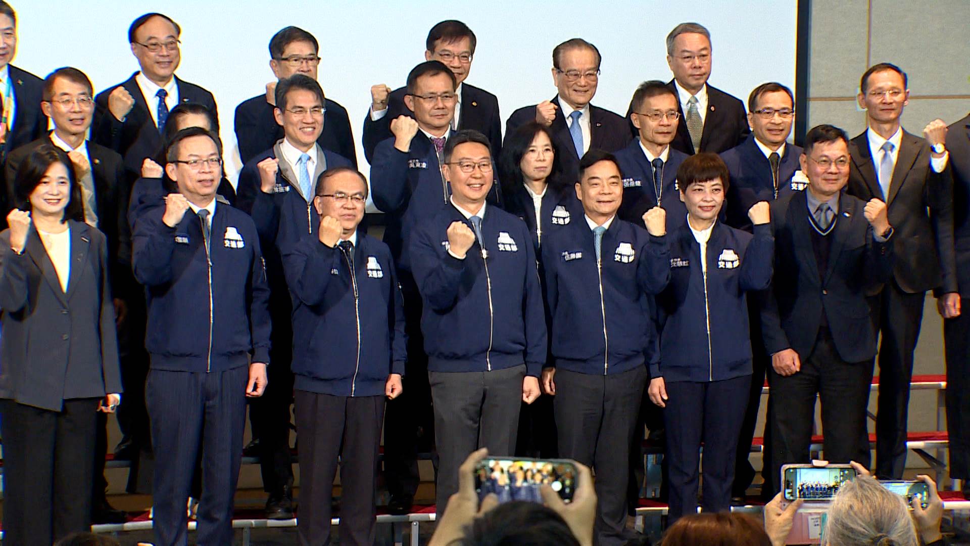 交通部長陳世凱率領團隊宣布春節疏運全面就緒，全力疏解返鄉車潮。（圖／東森新聞）