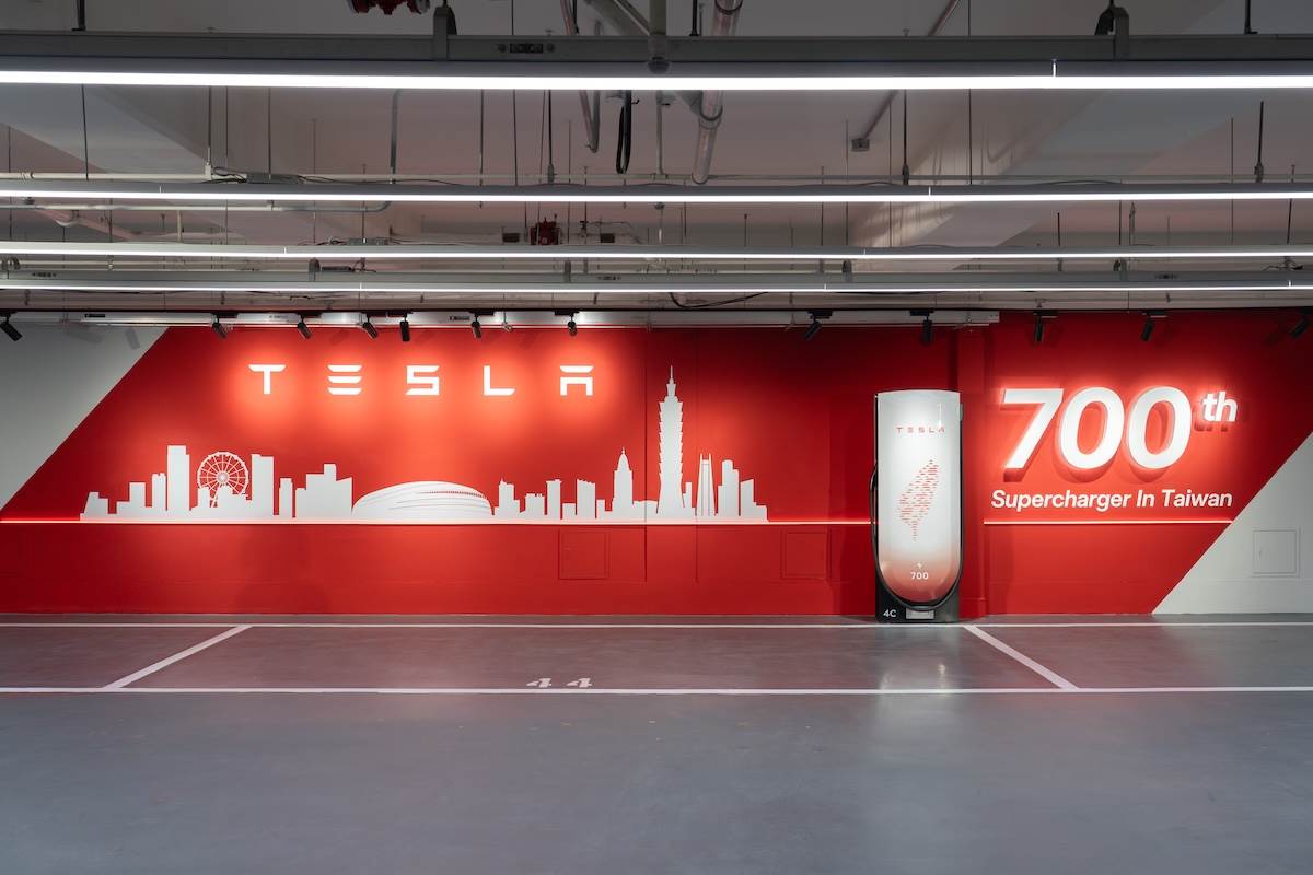 第700座的超級充電座以連綿的山脈等高線意象搭配第700座金屬銘牌。(圖/林昱丞攝影)