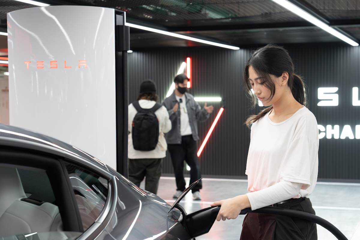 Tesla車主可於2月11日至13日前往台北大巨蛋超級充電站,凡車主於個人社群媒體拍照、打卡並標記Tesla Taiwan,即可享有充電免費。(圖/林昱丞攝影)