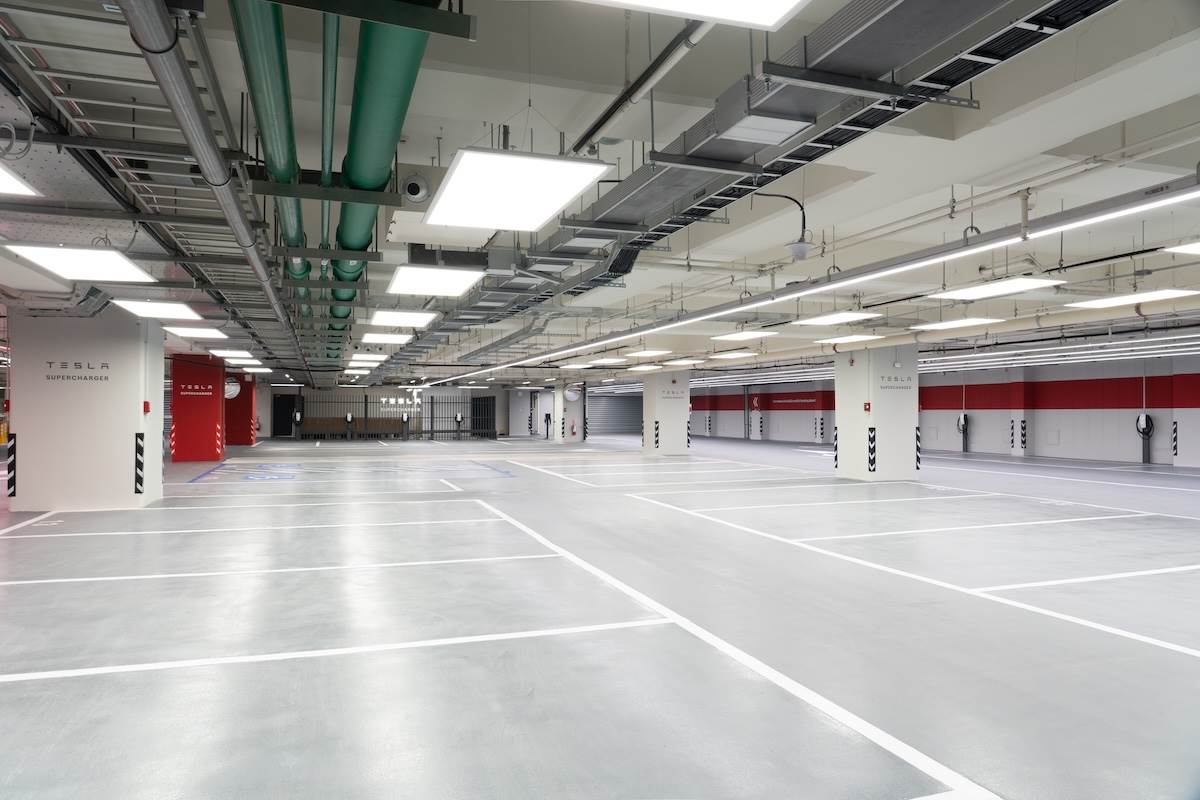 旁邊還有許多慢充車位。(圖/林昱丞攝影)