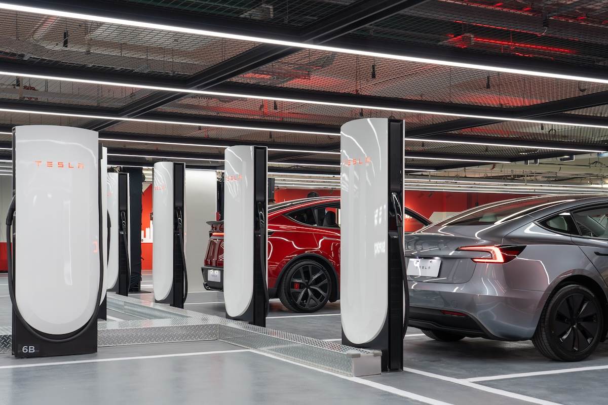 全台最大的V4第四代超級充電站「台北大巨蛋站」有18支V4超級充電座。(圖/林昱丞攝影)