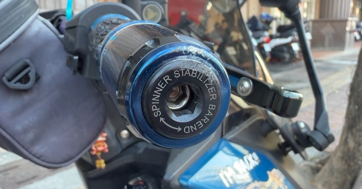 獨家／車改裝太帥被鎖定？怪男推倒停騎樓12萬車