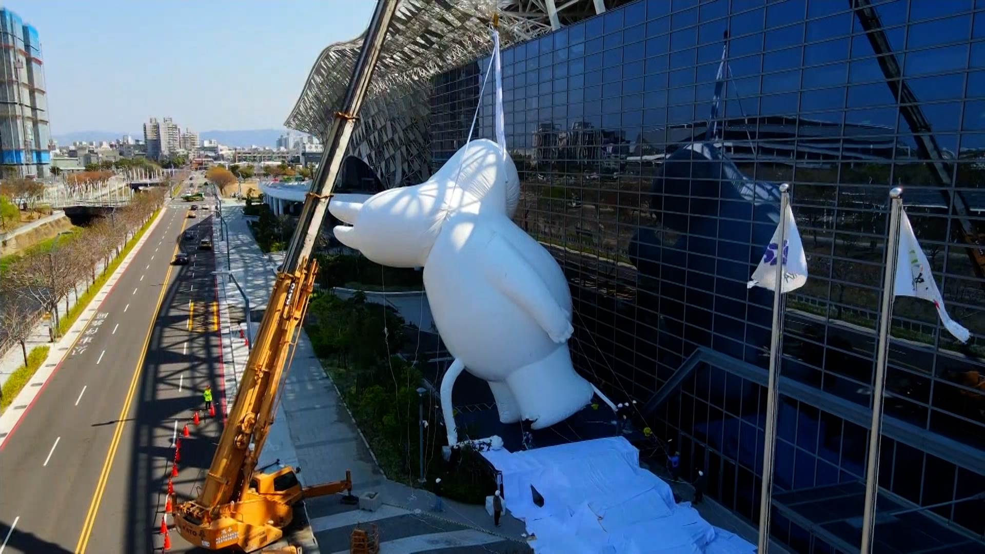 大型吊車吊掛定位，完成全球首座會展場域巨型姆明氣模。（圖／東森新聞）