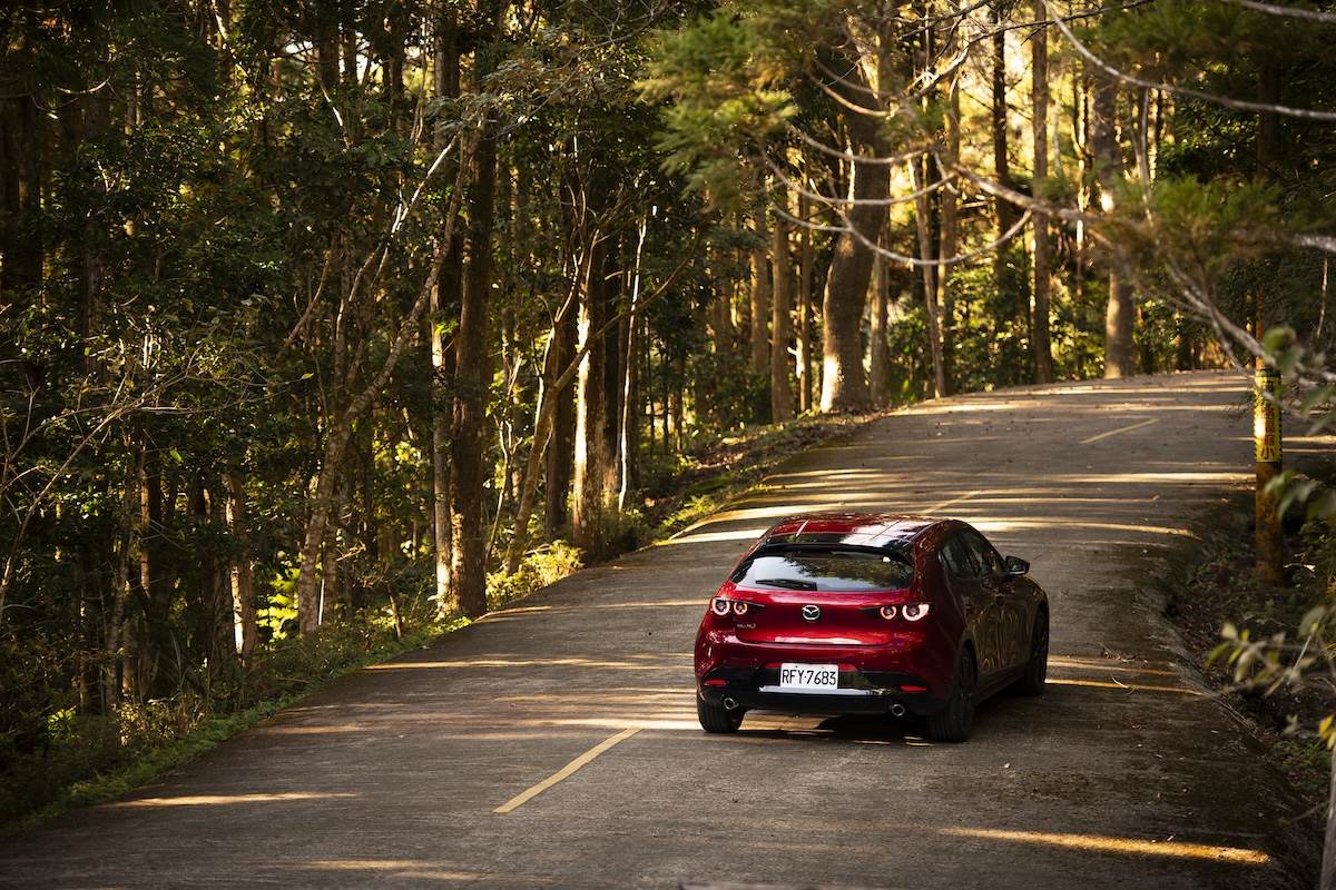 MAZDA3透過「less is More」的手法，散發出雋永的深度，晶艷魂動紅真的很好看。（圖／江岱柏攝影）