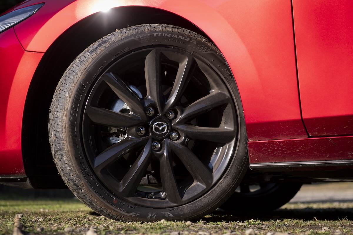 爍黑18吋鋁合金輪圈。（圖／江岱柏攝影）