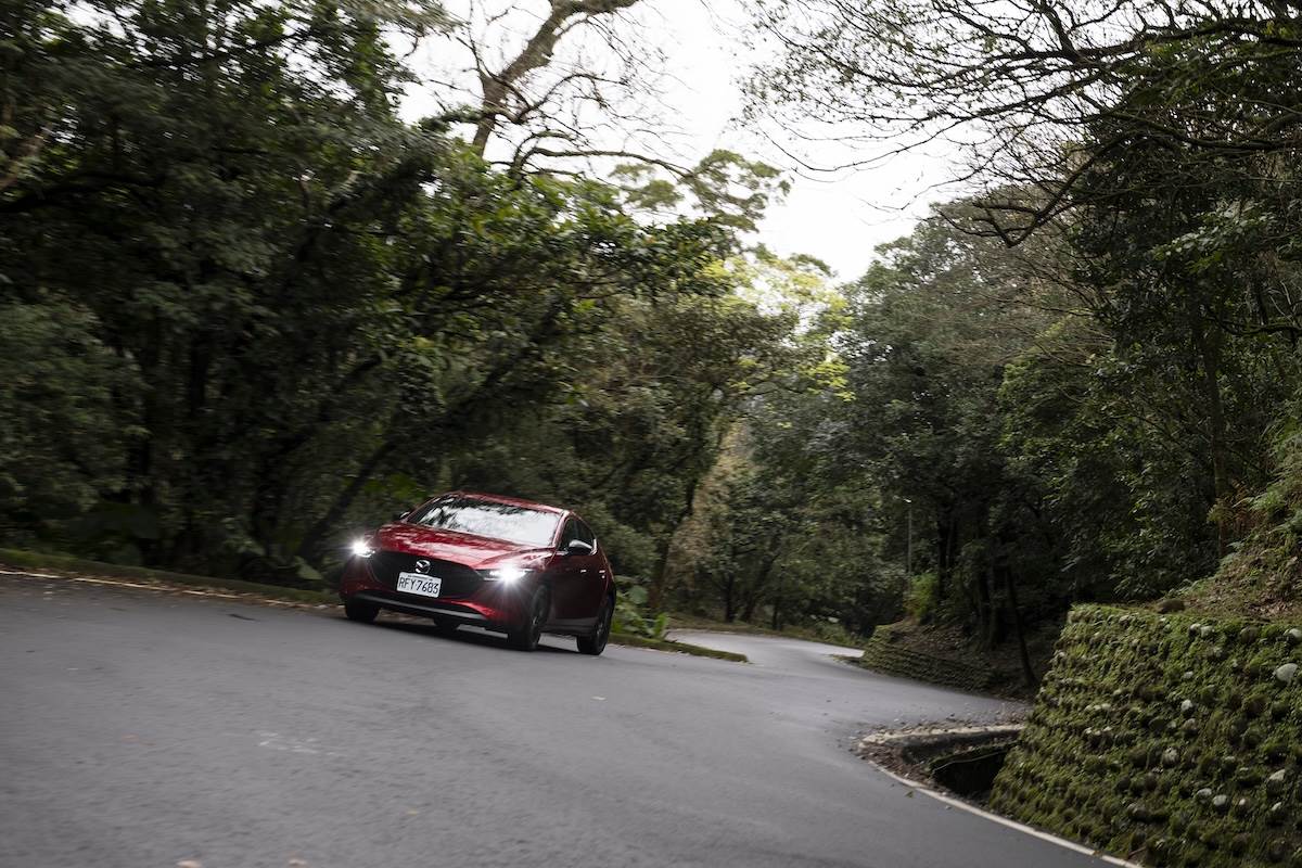 ALH智慧型頭燈結合了「防眩遠光模式」、「廣角近光模式」及「高速模式」三種模式。（圖／江岱柏攝影）