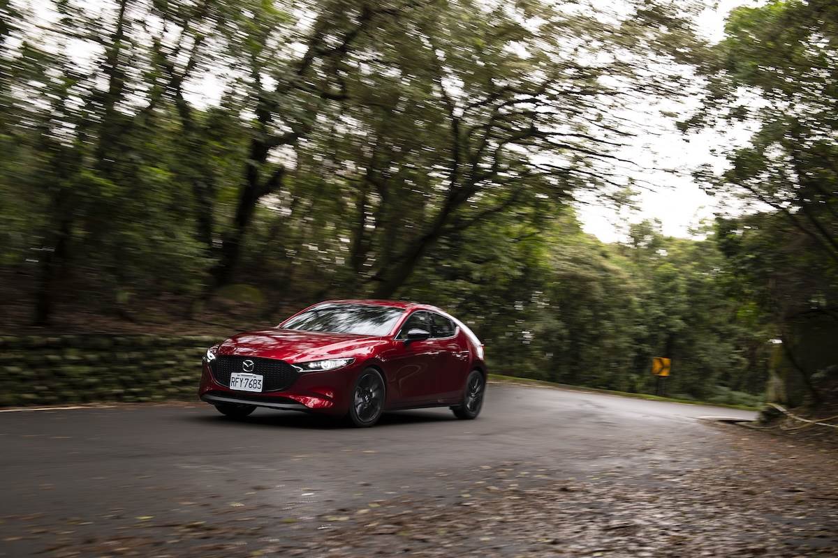 MAZDA3搭載的是一具2.0升SKYACTIV-G汽油直列式4汽缸引擎，最大馬力為165匹，最大扭力則是21.7 kgm。（圖／江岱柏攝影）