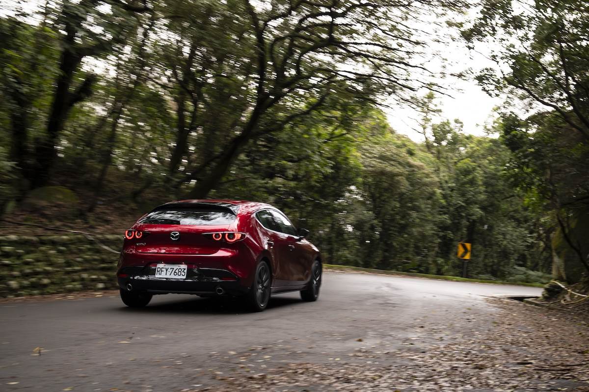 不會想像這輛車有多暴力，反應有多迅捷，而是在這個轉往小排量＋渦輪以及電氣化時的時代，還能有調校如此成熟的自然進氣作品。（圖／江岱柏攝影）