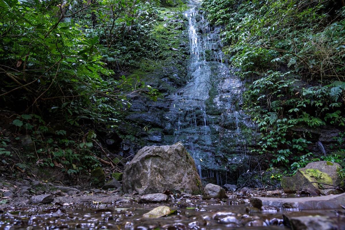 水量不夠的馬武督瀑布。（圖／林昱丞攝影）