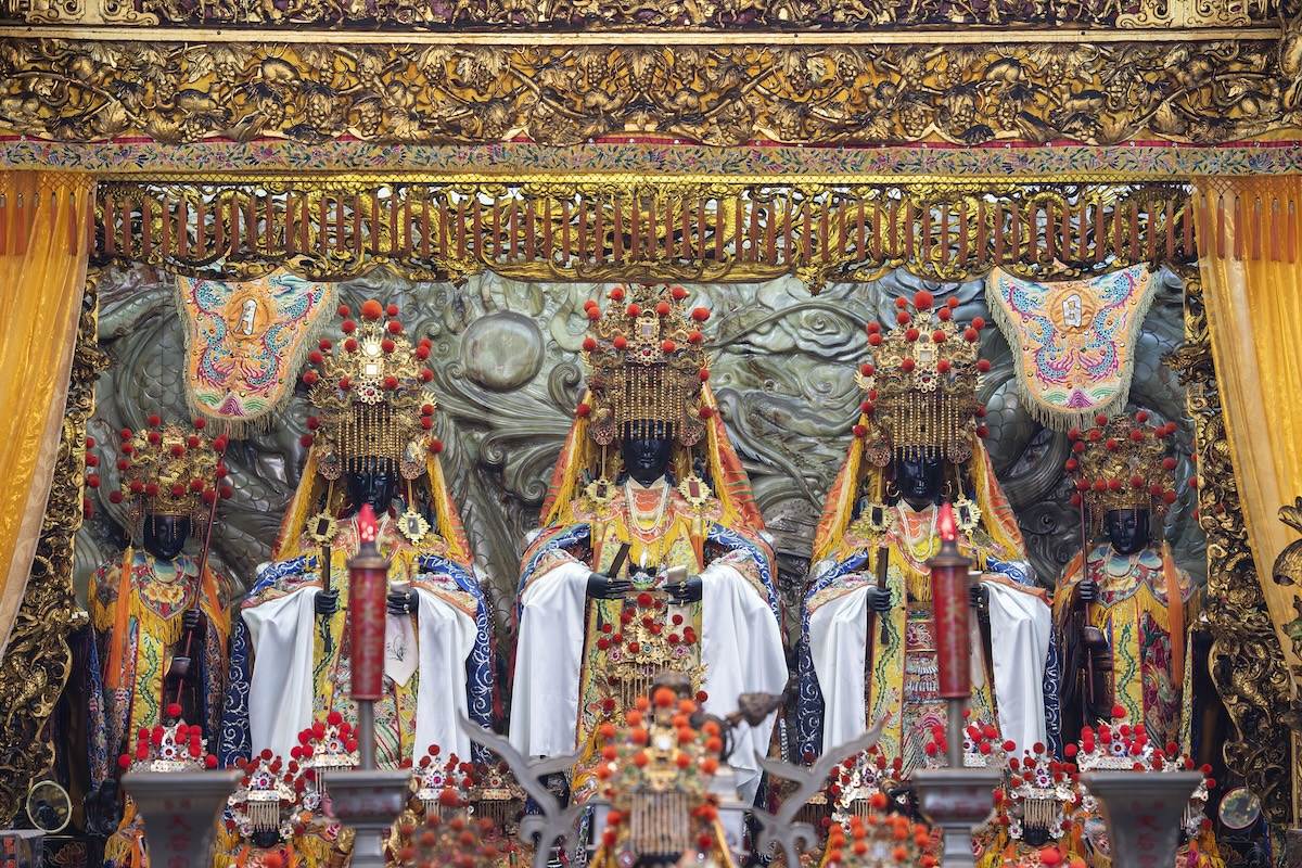 安平開台天后宮內供奉的三尊媽祖像，相傳是1661年鄭成功從湄洲祖廟迎請而來，護佑軍隊順利登陸大員，也就是現在的安平。（圖／林昱丞攝影）