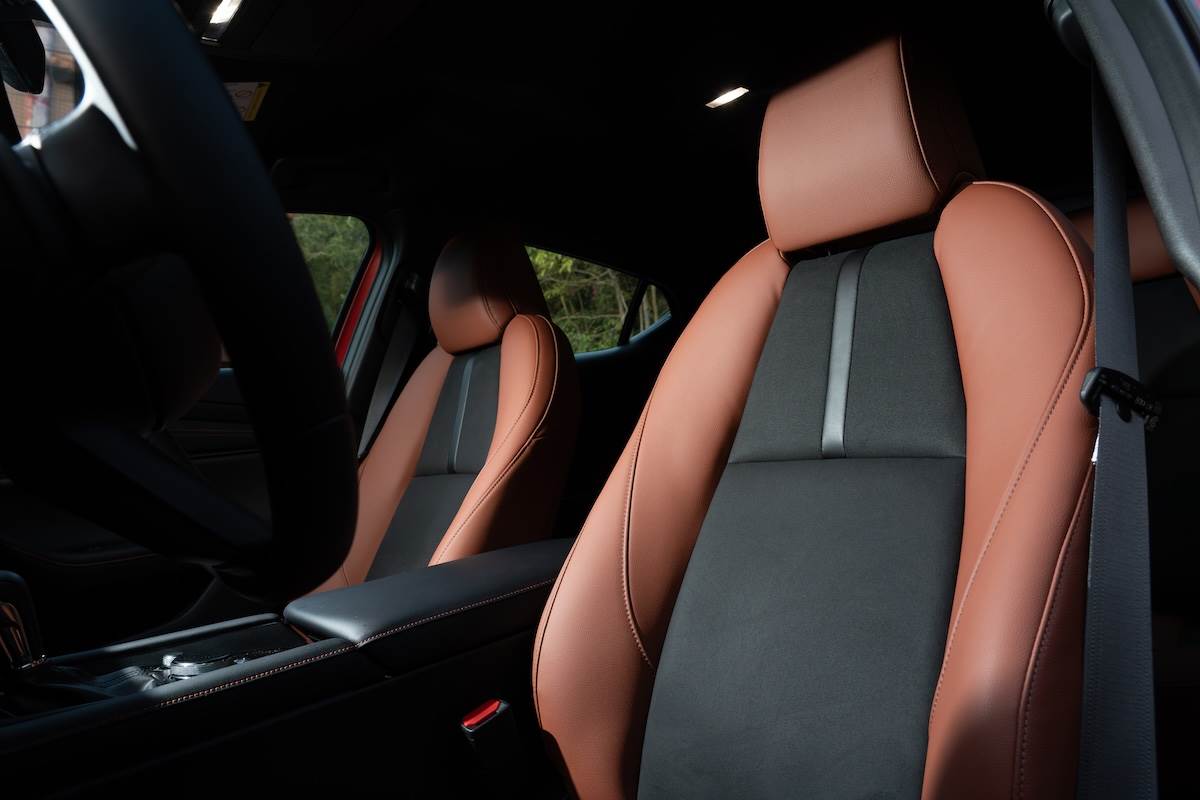 「赤陶紅 / Leganu麂皮黑」座椅。（圖／林昱丞攝影）