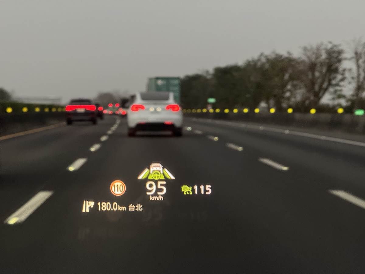 前擋投影式全彩抬頭顯示器。（圖／林昱丞攝影）