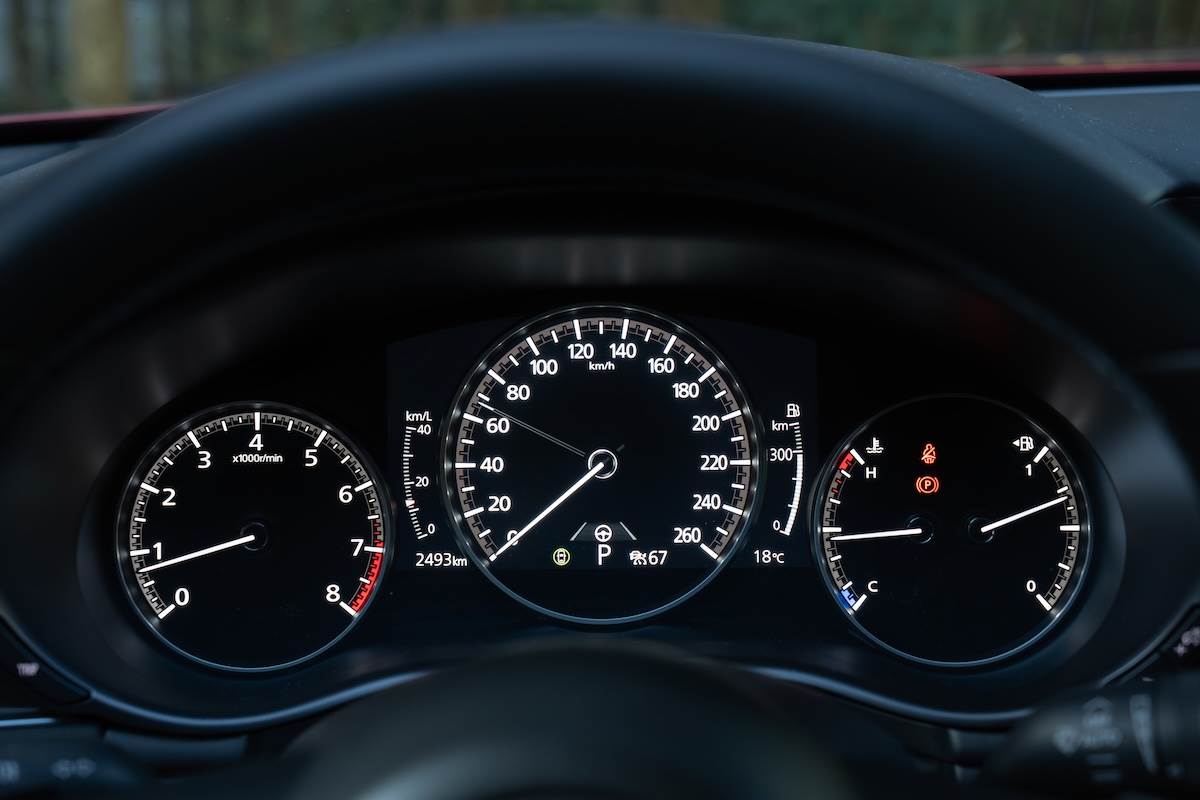 儀表板採用數位與傳統雙拼，增加科技感外，也保留指針傳統。（圖／林昱丞攝影）