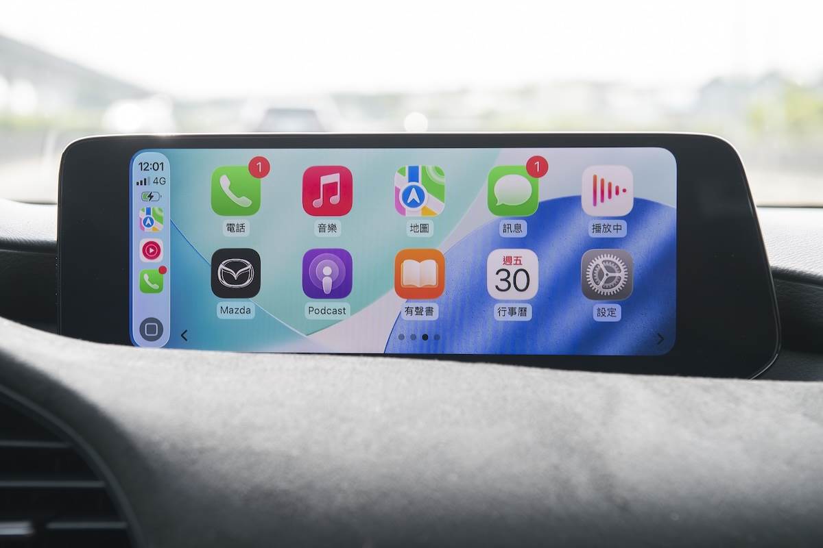全<a href='/search/tags/新年/' target='_blank'>新年</a>式MAZDA3入門車型在售價維持的基礎下，升級了「10.25吋中央資訊顯示幕」，而且可以觸控了。（圖／江岱柏攝影）