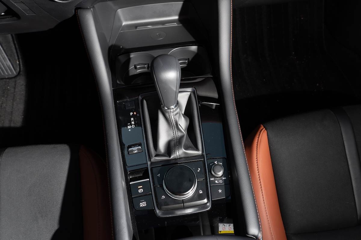 鞍座有無線充電面板、杯架、排檔桿、電子手煞車、Auto Hold等。（圖／林昱丞攝影）