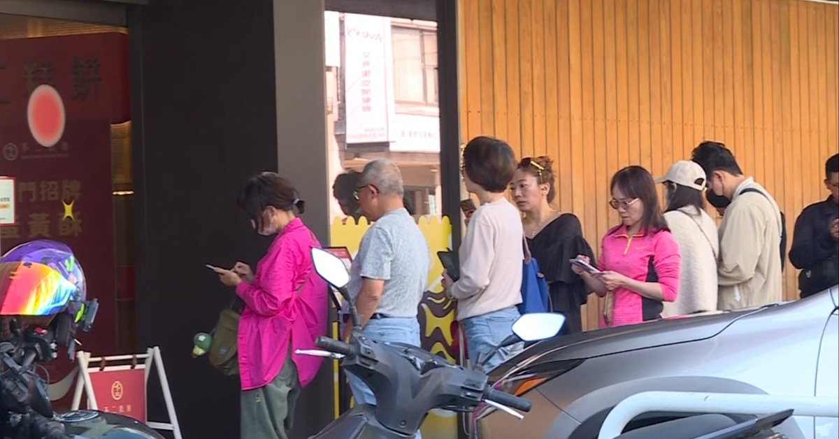 台中知名蛋黃酥店排長龍 搶買過年伴手禮