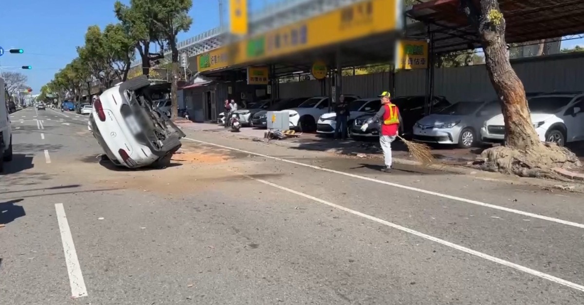 百萬賓士宛如「砲彈轟炸」 高速衝撞路樹翻車