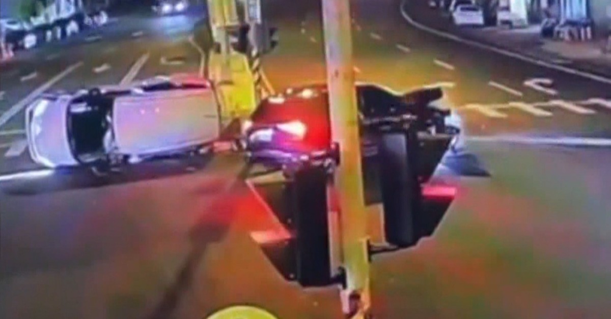 閃燈路口白車遭攔腰撞翻 熱心民眾救1家3口