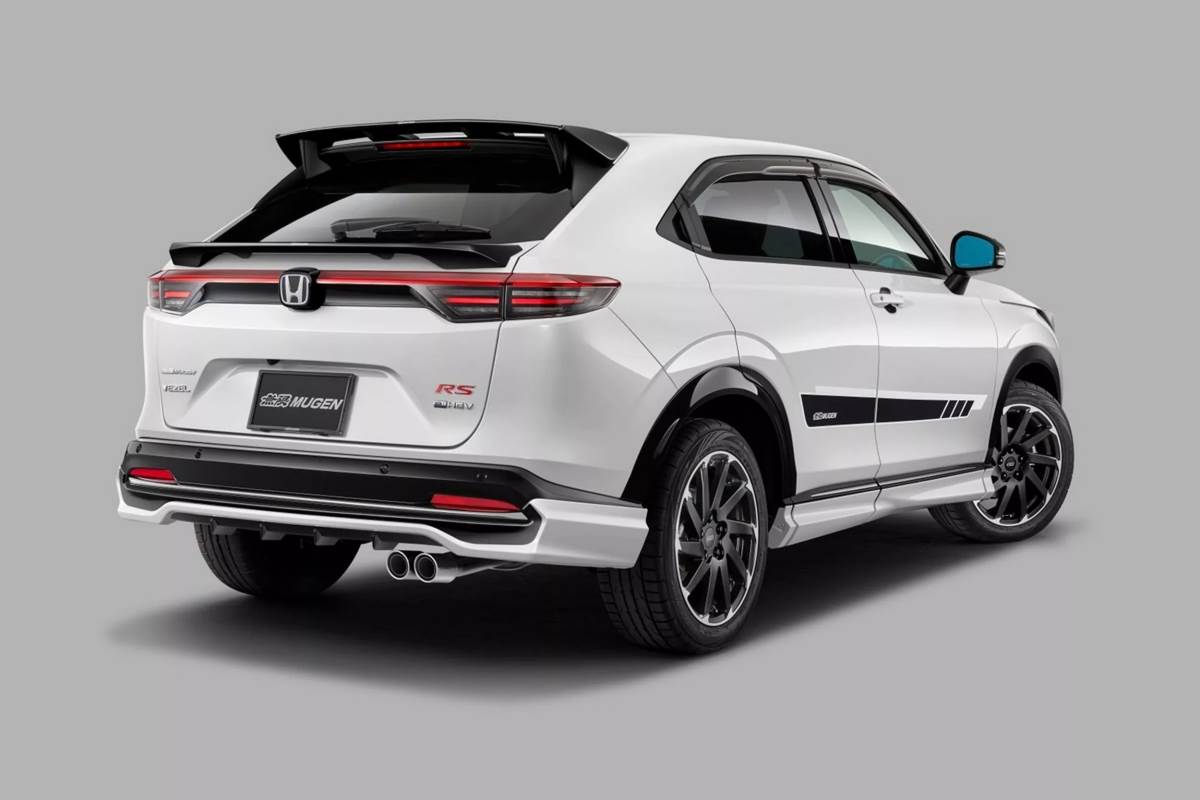 車尾的裝飾著重在車頂的尾翼以及尾燈上方的鴨尾，讓整體的動感氛圍更上層樓。（圖／無限提供）