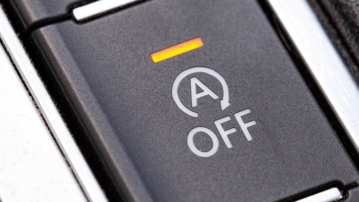 怠速熄火功能經常被駕駛認為相當惱人，即便現今的微油電技術已經可以讓引擎起停幾乎無感也不傷害車輛，但許多駕駛還是不喜歡這項功能。（圖／翻攝自X＠epaleezeldin）