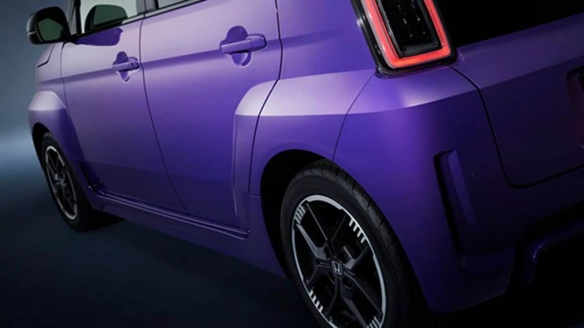 車漆採用「Boost Violet Pearl」專屬車色，這款以閃電為靈感的紫色珍珠漆，在光影下呈現出極其深邃且具備科技感的質感。（圖／本田提供）