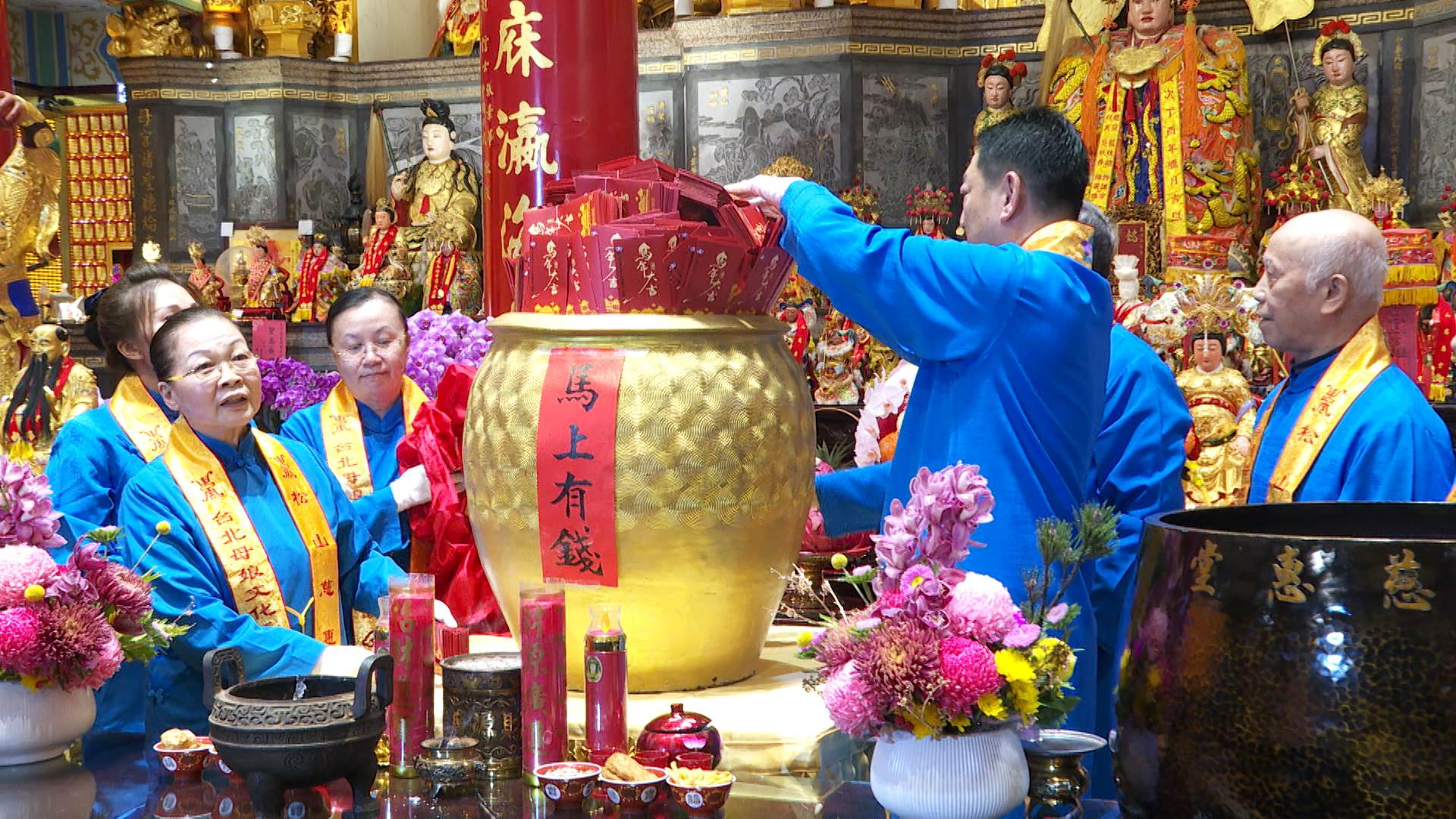 松山慈惠堂展開馬年新春團拜，與信眾一同迎接新年。（圖／東森新聞）