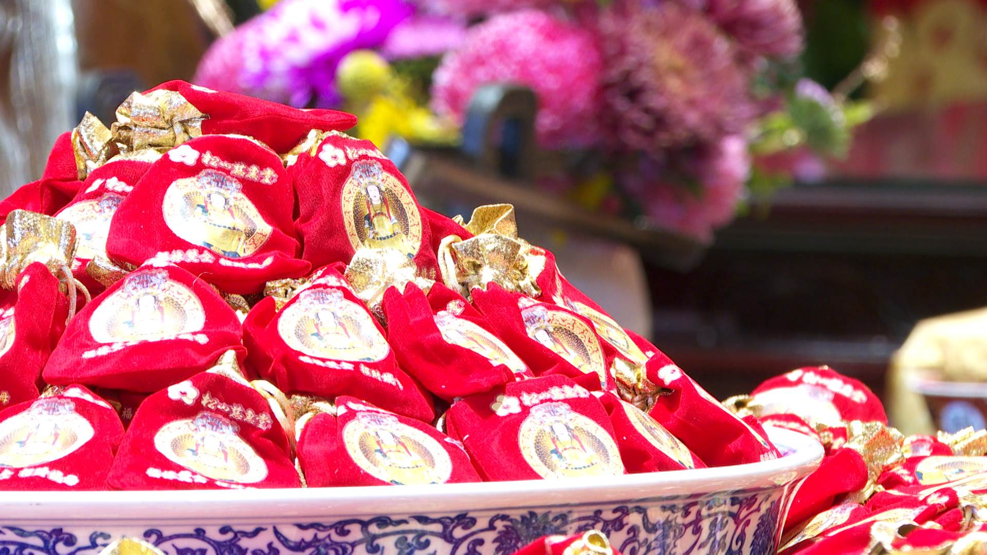 松山慈惠堂在除夕夜，準備1600份錢母發送。（圖／東森新聞）