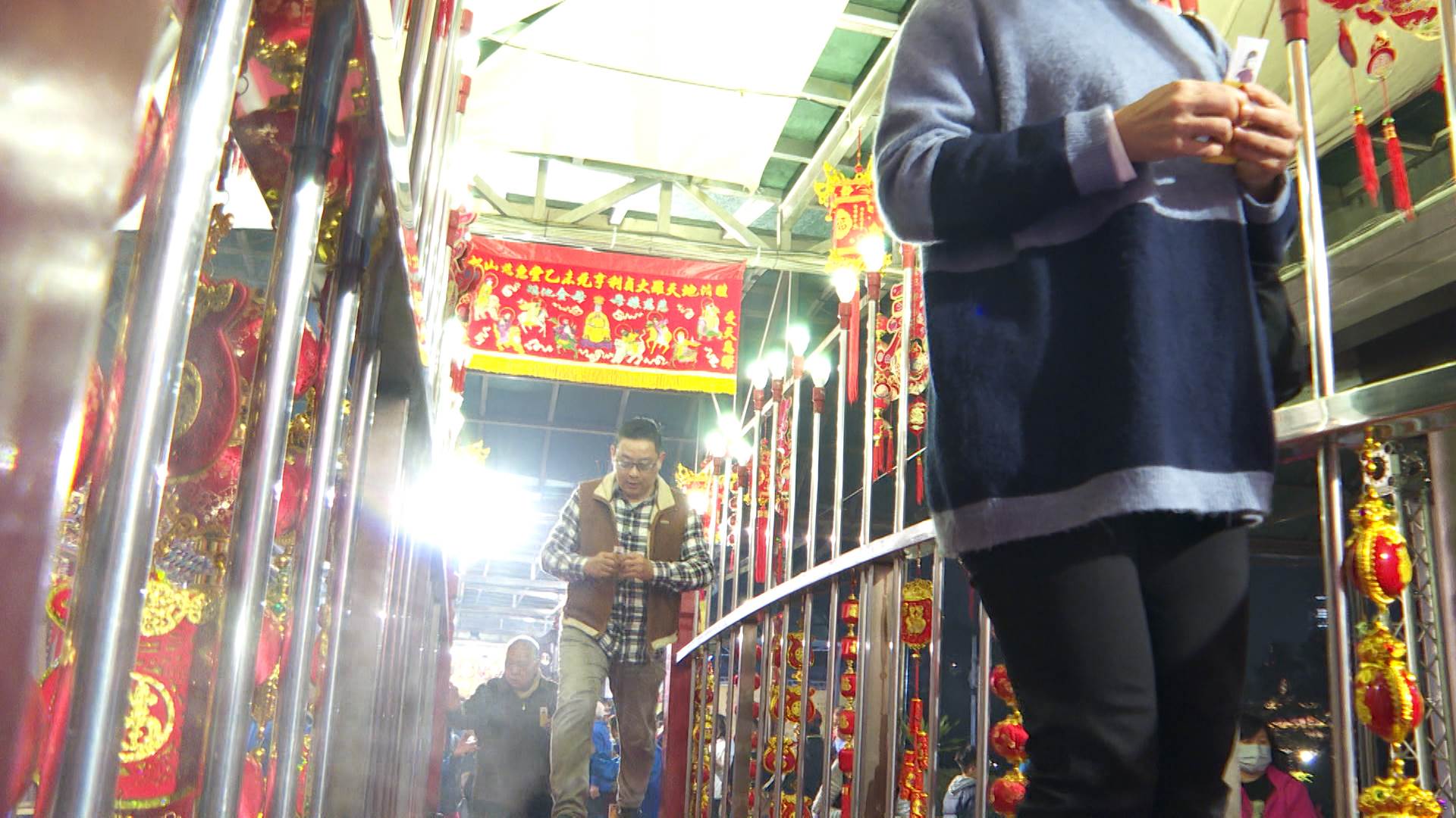 松山慈惠堂為信眾安排熱鬧儀式，鑽轎底求平安，走七星橋消災解厄。（圖／東森新聞）