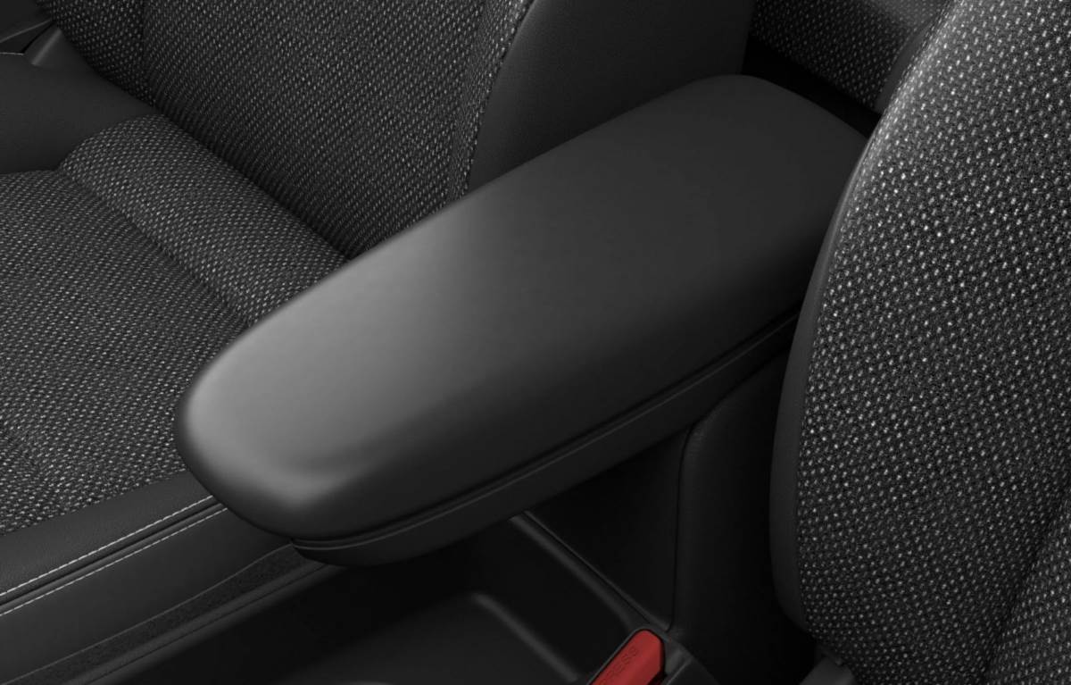 在中高階車型中加入了前座扶手貼心設計,讓駕駛擁有更舒適的體驗。(圖/豐田提供)