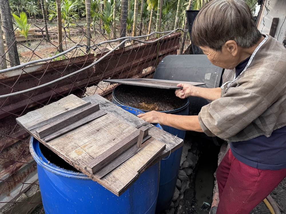 佳冬鄉李姓牧場從外搬運豆渣等廢渣餵飼豬隻