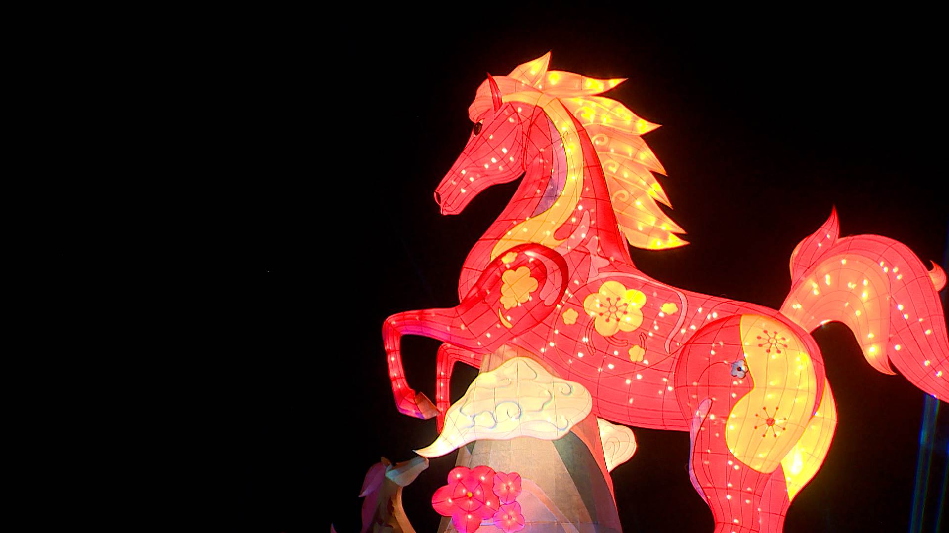 360 度環繞設計的紅寶馬主燈結合聲光投影，成為新北燈會焦點。（圖／東森新聞） 