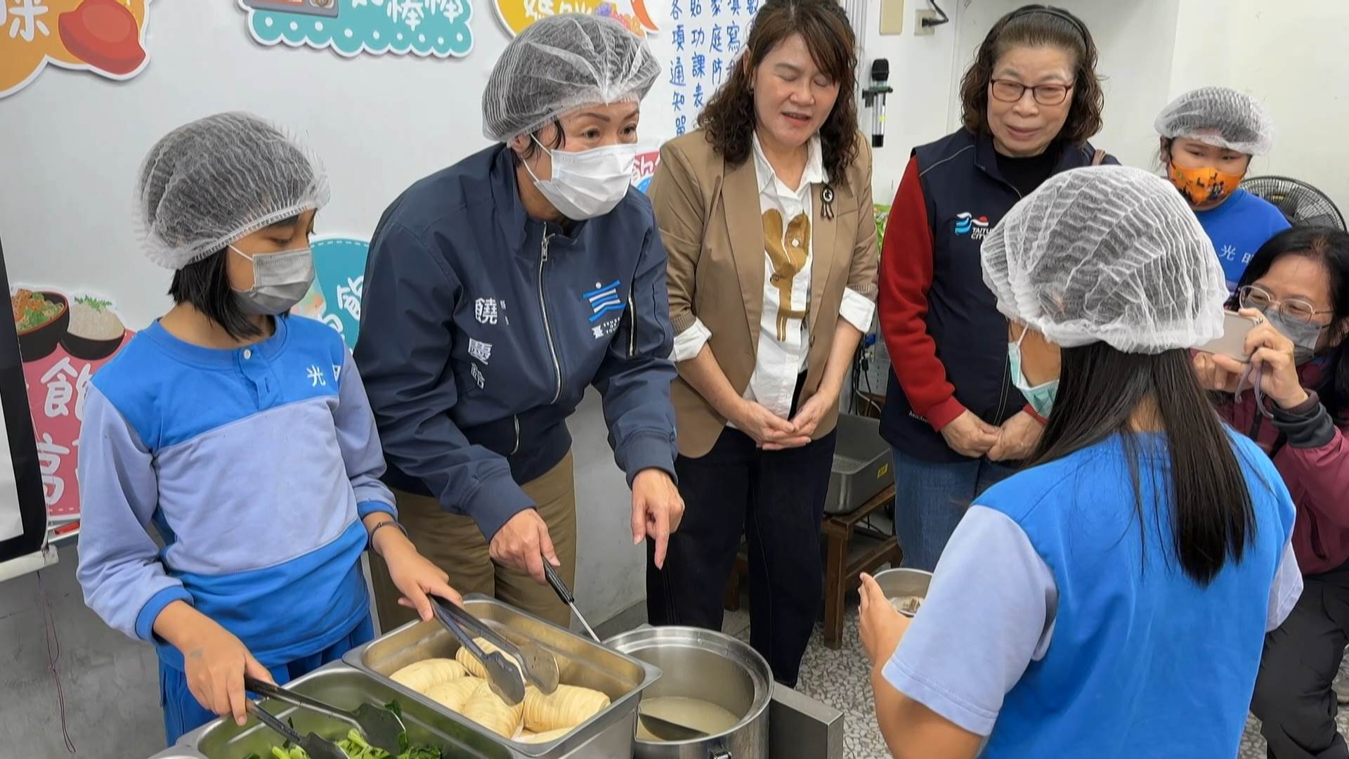 臺東縣長饒慶鈴赴校視察，與小朋友們一起打菜、用餐。（圖／東森新聞） 