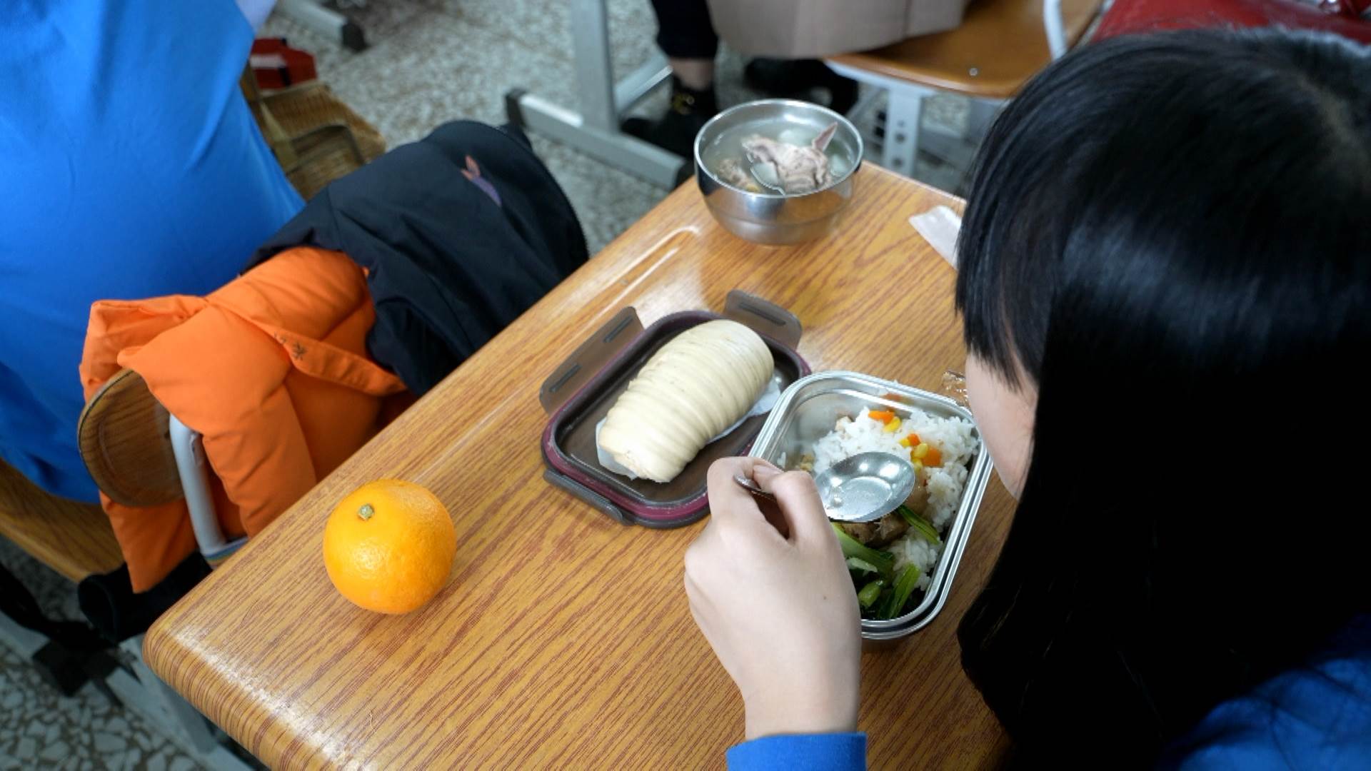 臺東縣內公立國中、小學及托兒所營養午餐全面免費，讓全縣約1萬5400人受惠。（圖／東森新聞） 