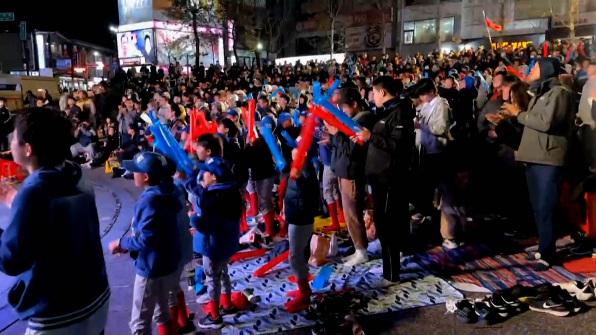 記者會現場新竹市民熱情響應，為家鄉子弟兵集氣。（圖／東森新聞）