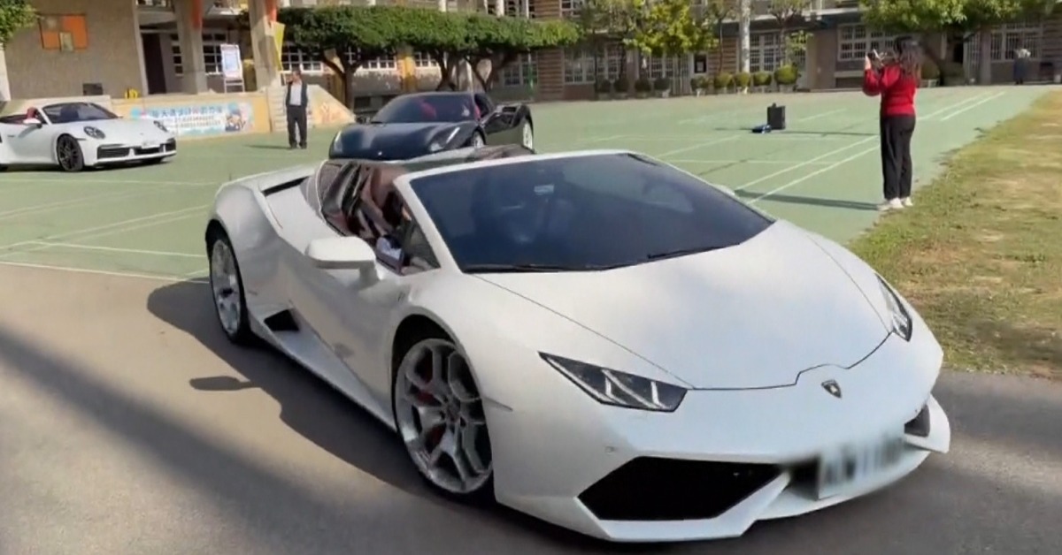 超狂！上億超跑開進校園 畢業校友分享廁所哲學