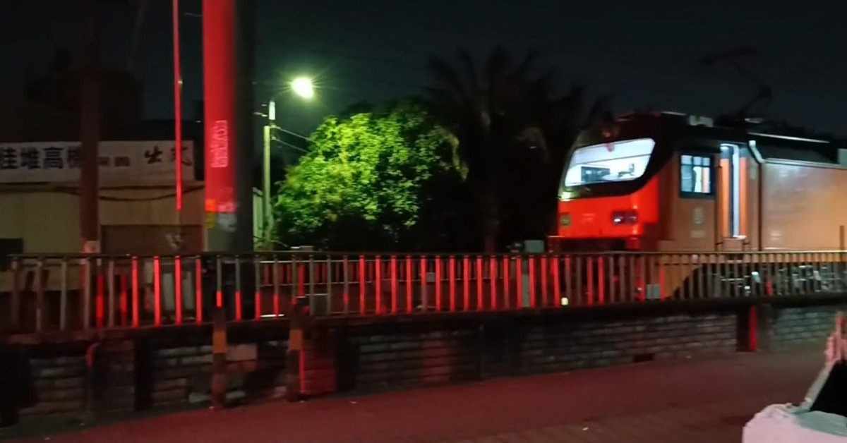 獨家/自強號突故障 500名旅客摸黑走0.6K回斗南站