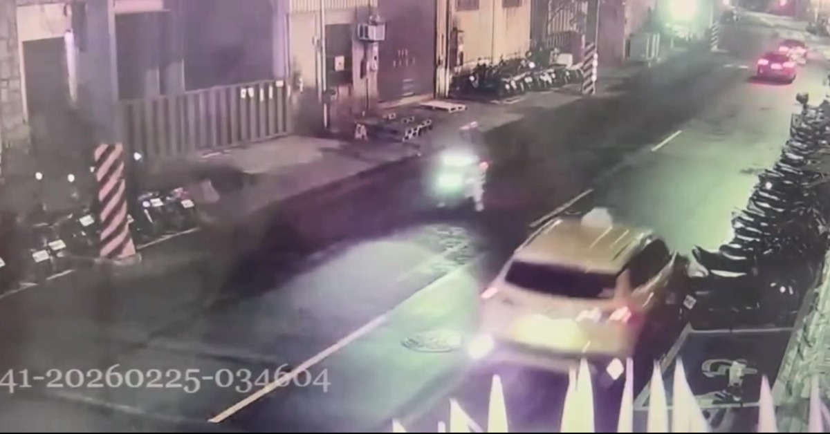計程車突撞路邊5機車！運將：因雨擋風玻璃暈光 畫面曝光