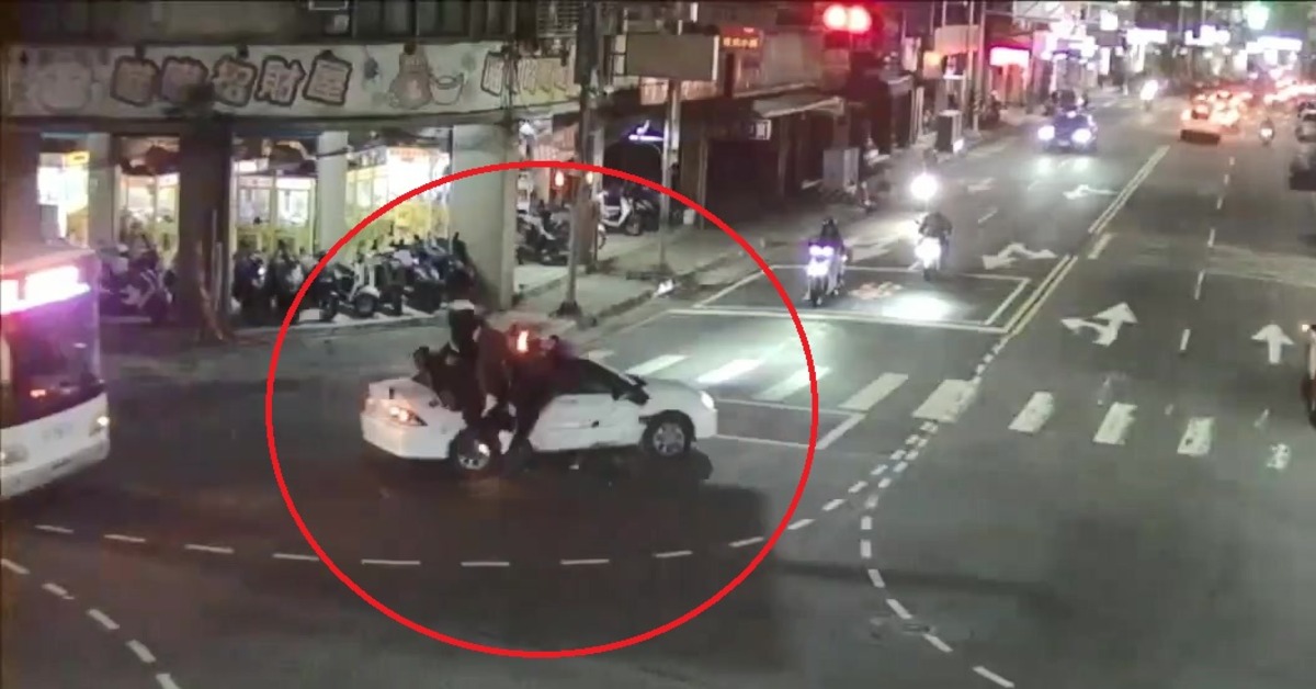 新北男開車切西瓜左轉!害雙載機車撞上 騎士斷牙骨折