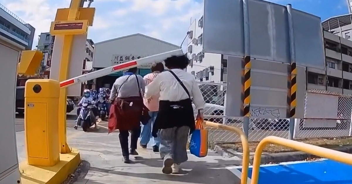 婦停車場搶快走「車道」出場 慘被柵欄敲頭